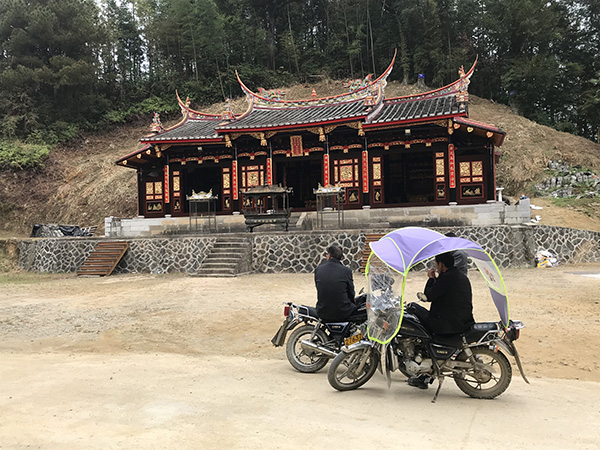 村民在普照堂下闲聊 澎湃新闻记者 沈文迪 摄