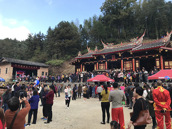 每到佛诞日，村子里热闹无比 澎湃新闻记者 沈文迪 摄