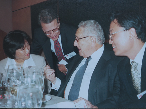 1999年，姚云竹访美时与美国前国务卿基辛格交谈。
