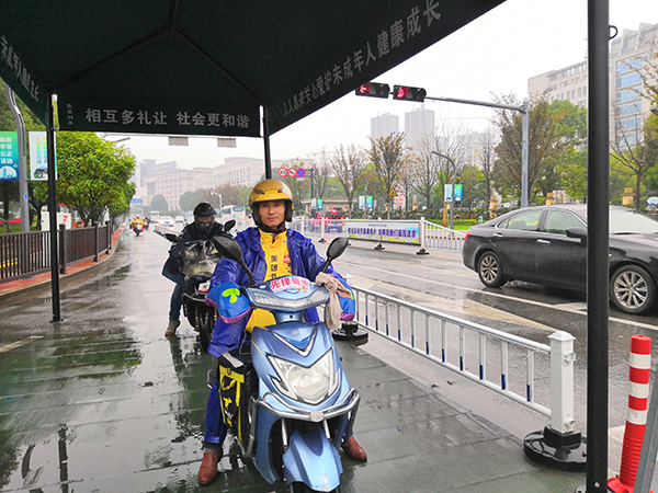 浙江金华市成立“外卖骑手功能型党支部”，党员贴“先锋骑手”标识亮身份。 金华市委组织部 供图