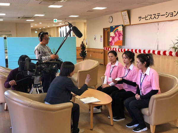 靳玉玲等中国员工接受日本媒体采访