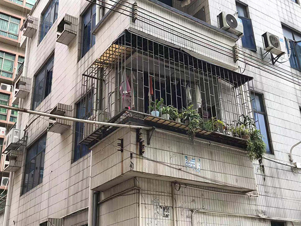 刘某华家住二楼，阳台上养着些植物，衣架上还挂着未收起的衣物。 澎湃新闻记者 沈文迪 图