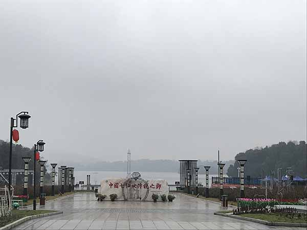 　仙女湖景区游客集散中心一角。