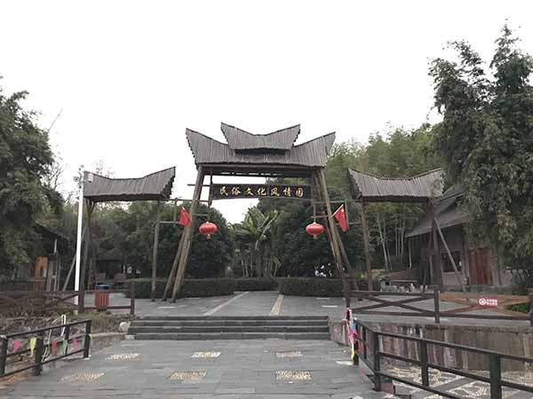 　“停摆”的民俗文化风情园一角。