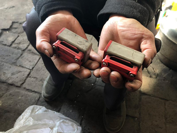 下井矿工随时携带的定位卡