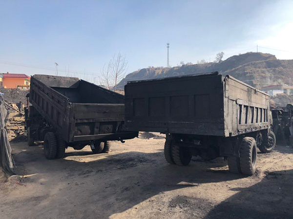 李家沟煤矿辅助运输车。据矿工介绍，该矿共16辆辅助运输车，分为两个班组