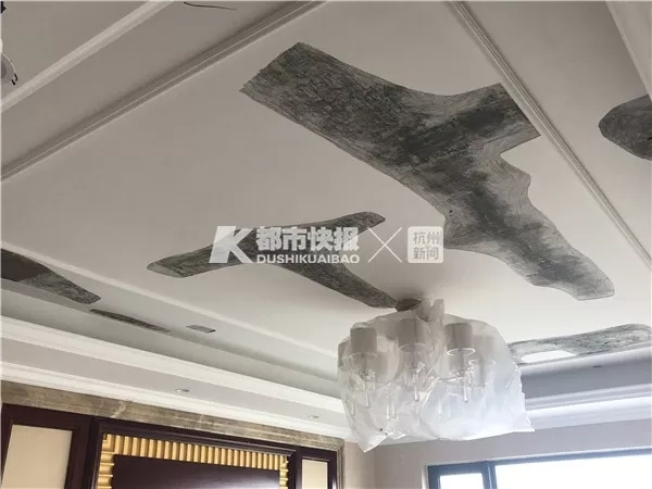 澜悦帝景湾，精装修房子的天花板，因漏水而“满目疮痍”。 本文图片 都市快报微信公众号