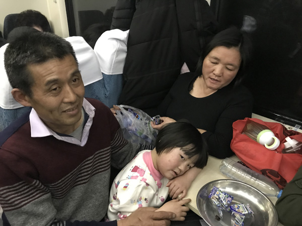 50岁的菏泽农民傅吉祥带着老伴和孙女重游故地广州。