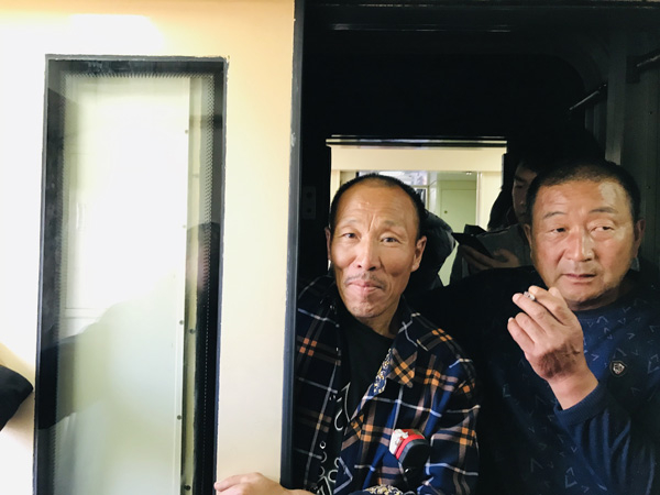 58岁的建筑装修工刘共泰说自己会接着干下去。