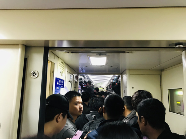 Z112次列车从广州站驶出后，6号车厢里挤满了回家的乘客。