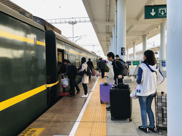 Z112次列车在起点站海口车站等待旅客上车。