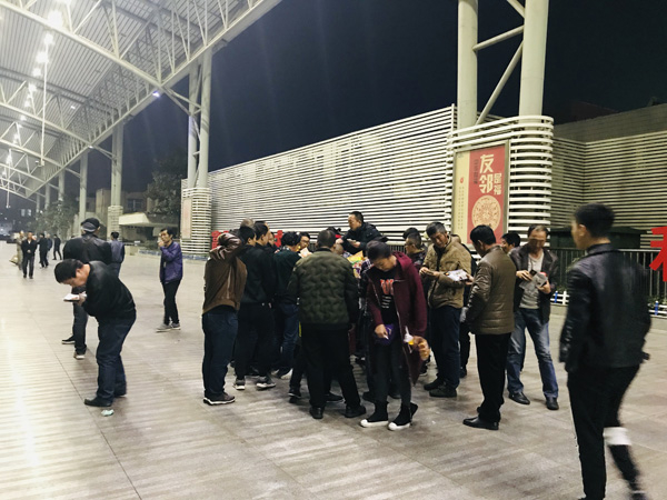 1月21日晚十点多，Z112次列车到达皖北的阜阳车站，乘客们走出车厢，向小贩购买食品和水。