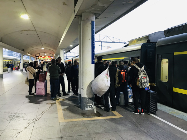 1月21日7时许，列车到达广州站，乘客们正等待上车。