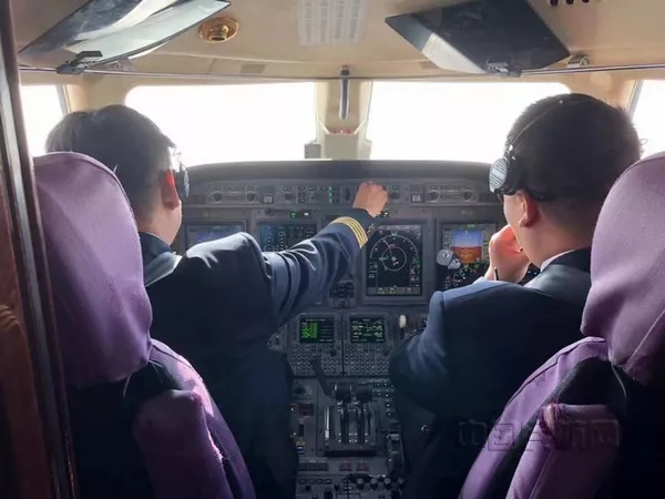 执行飞行校验的责任机长崔晨僖和副驾驶薛凯。肖志轩 摄