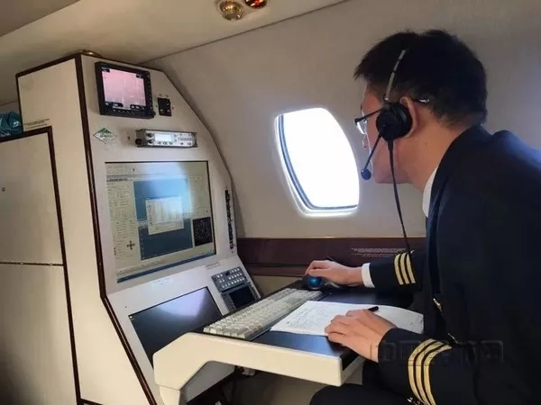 校验员孙志浩使用国产校验系统进行飞行校验。曾晓新 摄