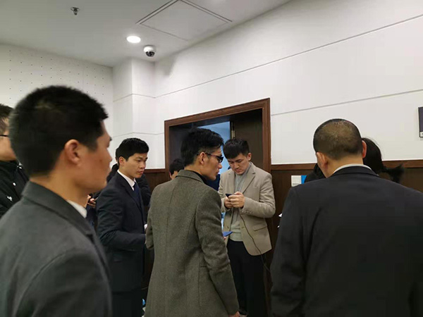 3月8日，长沙市天心区法院京东被诈骗案休庭中，京东公司工作人员紧盯手机，接收被告人的退赃。