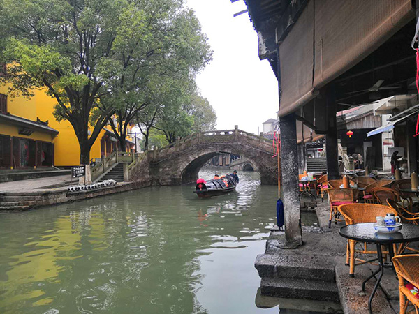 出事前几天，郝小勇在安昌古镇做直播。