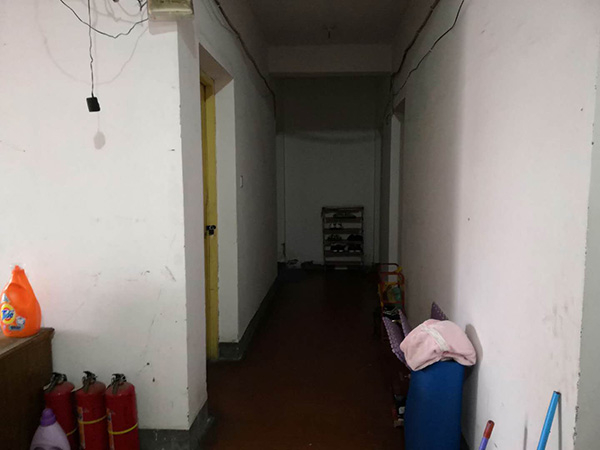 郝小勇租住在群租房，靠最里面的一间房里，每个月房租600块钱。