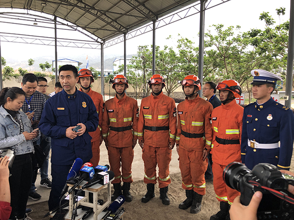 凉山州消防支队西昌大队队长张军讲述“爆燃”发生过程。&nbsp; 澎湃新闻记者 王健 图