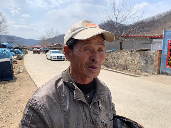 马端斌父亲马述民，戴着马端斌参加全运会的帽子。&nbsp; 澎湃新闻记者 马作鹏 图