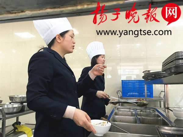 食堂员工忙个不停。