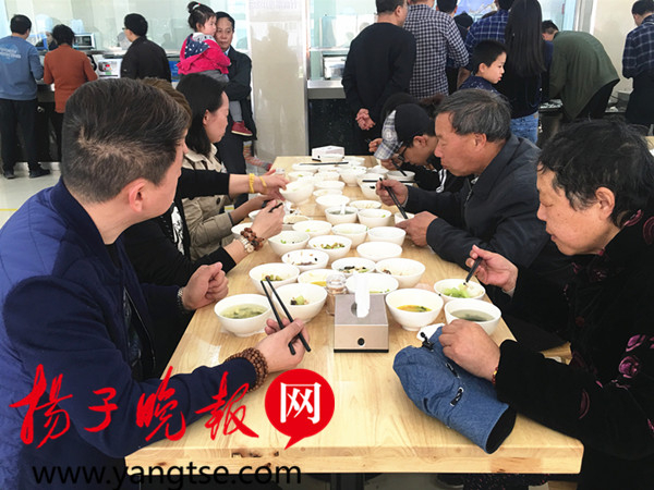 装在小碗里的菜肴。