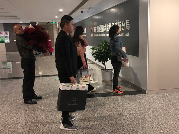 在双方协商期间，有奔驰方工作人员带着鲜花、蛋糕等礼物在会议室外等待，但消费者W女士最终并未接受这些礼物。 澎湃新闻记者 王建 摄