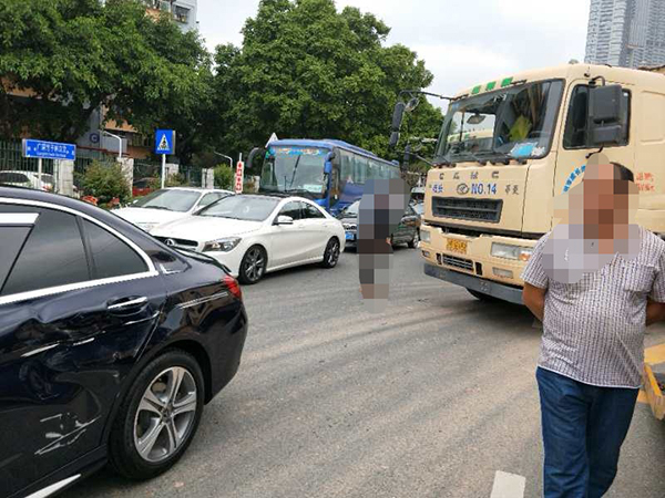 鹏峰奔驰4S店最终用追尾货车的保险，进行了理赔修车。