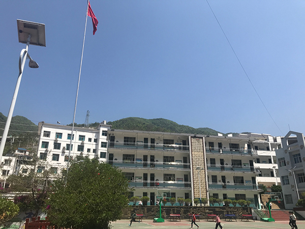  大山下的巧马镇中心学校。&nbsp; 本文图片均为澎湃新闻记者 喻琰 图