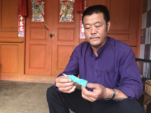  唐雪父亲展示从唐雪睡衣口袋搜出的刀具，只是唐雪带那把是红色的，这把绿色，平常用来削土豆皮的。