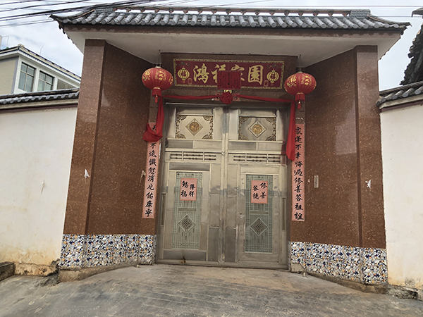  死者李德湘家的大门。