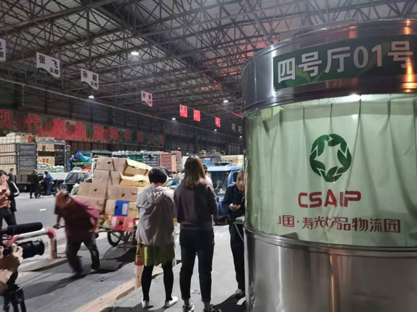 11日凌晨四点，寿光农产品物流园内称重台前的人力板车。