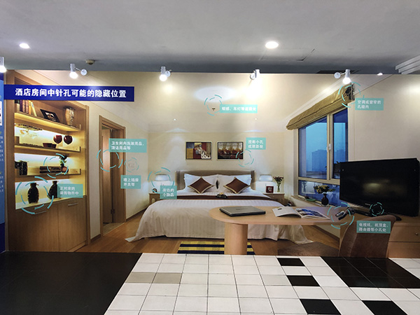 酒店房间中针孔摄像头可能隐藏的位置。本文图均为 澎湃新闻记者 陈伊萍 图