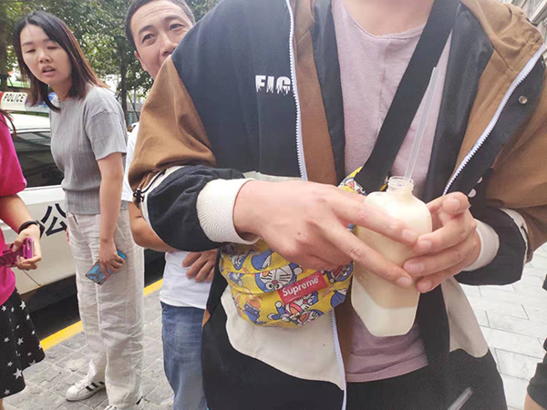 有顾客已经买到了奶茶。 澎湃新闻见习记者 张慧 图