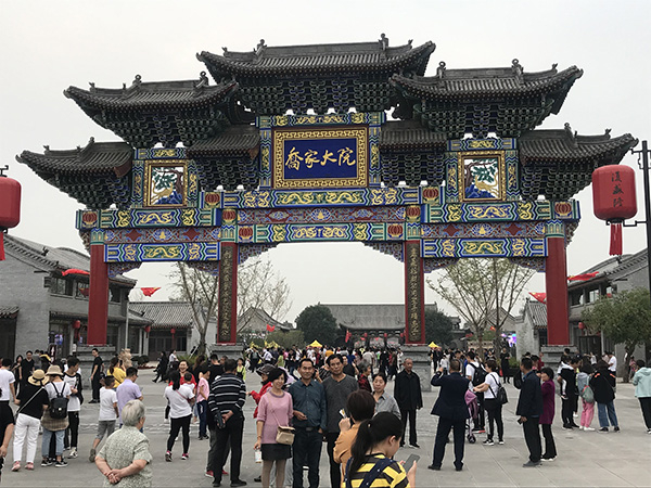 乔家大院门口，不少游人拍照留念。&nbsp; 本文图均为 澎湃新闻见习记者 吴怡 图