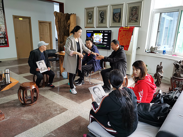 　10月12日，林宇辉的妻子侯庆英在工作室一楼接待来求助的被拐儿童家长和民警。