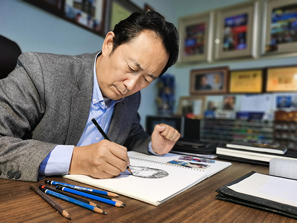 　　林宇辉为被拐儿童画像。通常情况下，他要根据被拐儿童小时候的照片，绘出其长大成人的画像。&nbsp;
