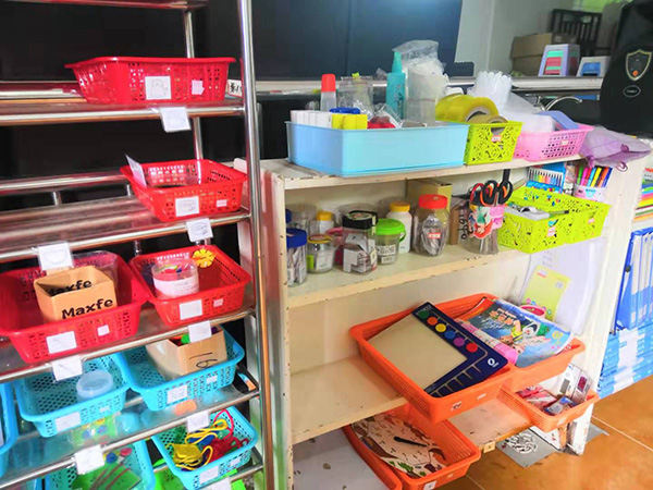 善恩园小朋友上幼儿园用的笔、尺子、图画板等。