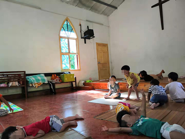 9月上旬，在农庄屋子里睡午觉的小朋友。