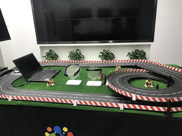 BrainCo公司内的展示区，摆放着智能头环测试汽车模型赛道，员工体验声称专注力越集中汽车跑得越快。