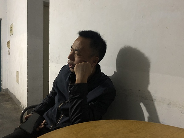 申军良坐在家里回忆寻子经历。澎湃新闻记者 钟笑玫 图