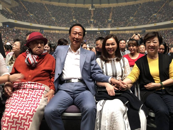 郭台铭带母亲及夫人曾馨莹、表姐张淑芬一同前往观赏费玉清封麦告别演唱会。（图片取自台媒）