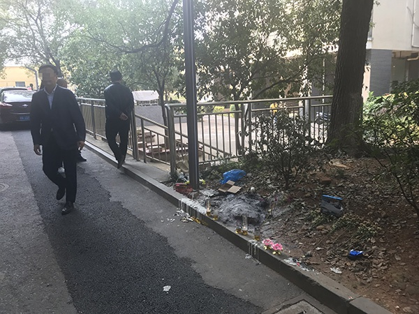  罗琪被殴打致死的地点（靠近铁杆蜡烛处 ）。