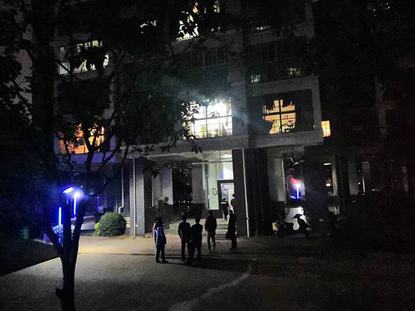 　　11月8日深夜，事发地周围依然有人在讨论这起事件。除特别标注外，文中配图均为澎湃新闻记者明鹊 拍摄