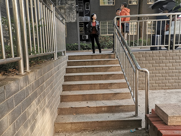  罗琪在逃跑过程中在台阶上绊倒