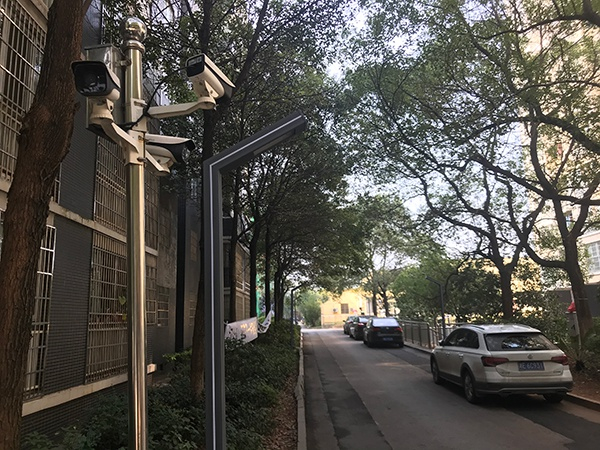  罗琪被殴打地约20米外的监控摄像头