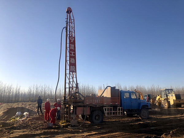 在1号污染地块内，第三方检测公司正在打监测井，将对地下水水质情况开展检测。