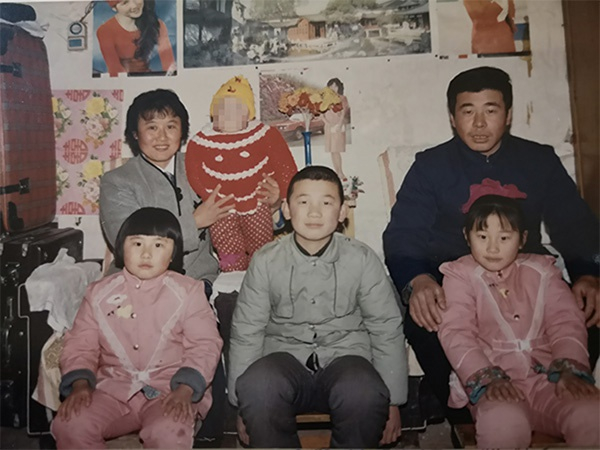 翻拍赵文林（右上）全家福 本文图片均为澎湃新闻记者 宋蒋萱 图