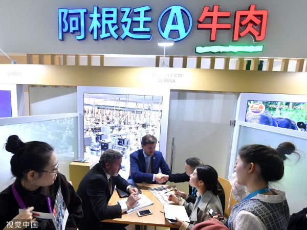 11月7日，进博会的阿根廷牛肉展台吸引客商前来洽谈。（视觉中国）