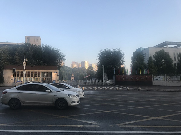 事发学校门前为交通主干道，来往车辆较多，学生不允许骑车。 澎湃新闻记者 何利权 图